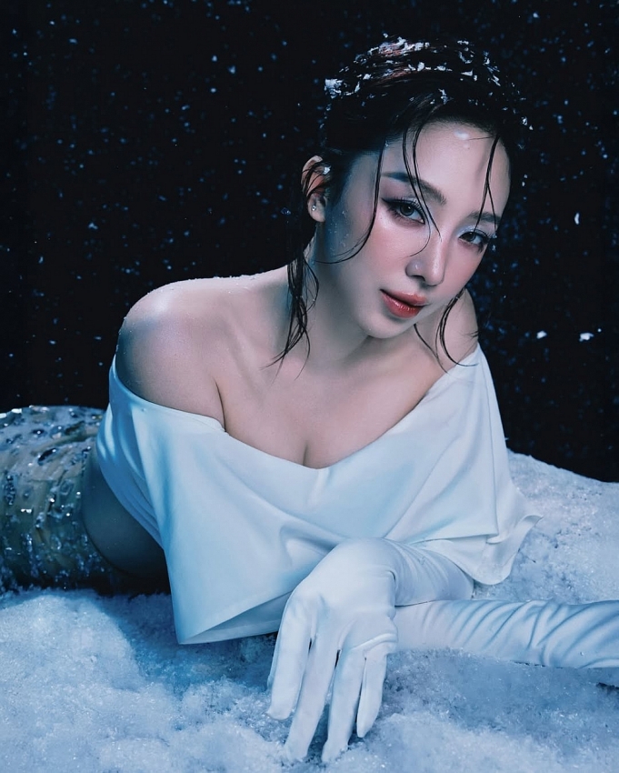 Tóc Tiên chiêu đãi fandom bằng bộ ảnh “công chúa tuyết” cực xinh Tóc Tiên chiêu đãi fandom bằng bộ ảnh “công chúa tuyết” cực xinh