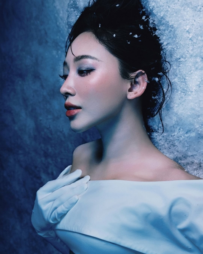 Tóc Tiên chiêu đãi fandom bằng bộ ảnh “công chúa tuyết” cực xinh Tóc Tiên chiêu đãi fandom bằng bộ ảnh “công chúa tuyết” cực xinh