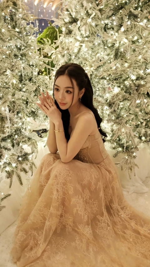 Cindy Lư ngày càng gợi cảm sau hôn nhân viên mãn với Đạt G Cindy Lư ngày càng gợi cảm sau hôn nhân viên mãn với Đạt G