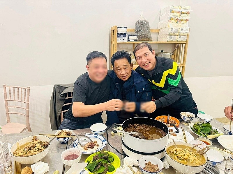 NSND Quốc Khánh gây chú ý khi lộ diện