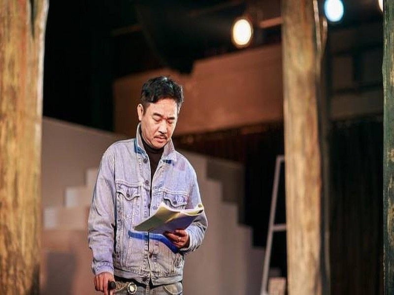 NSND Quốc Khánh gây chú ý khi lộ diện