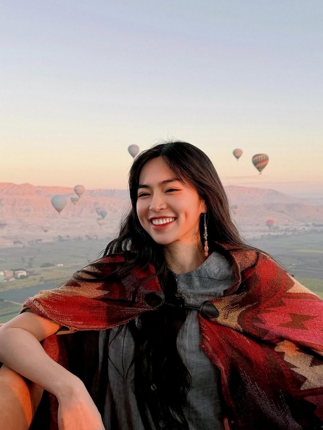 Ngắm vẻ đẹp ngọt ngào của Khánh Vân 'Mắt Biếc' trên khinh khí cầu tại Ai Cập Ngắm vẻ đẹp ngọt ngào của Khánh Vân 'Mắt Biếc' trên khinh khí cầu tại Ai Cập