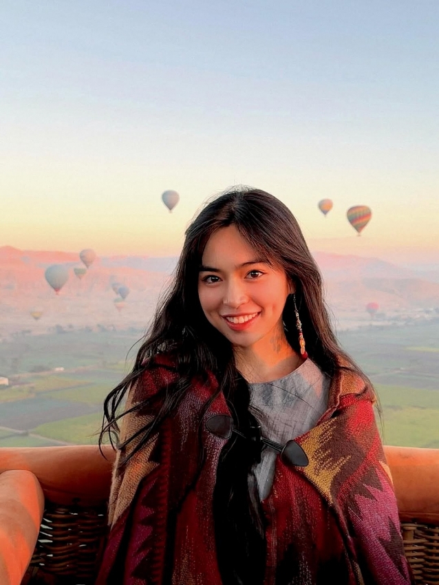 Ngắm vẻ đẹp ngọt ngào của Khánh Vân 'Mắt Biếc' trên khinh khí cầu tại Ai Cập Ngắm vẻ đẹp ngọt ngào của Khánh Vân 'Mắt Biếc' trên khinh khí cầu tại Ai Cập