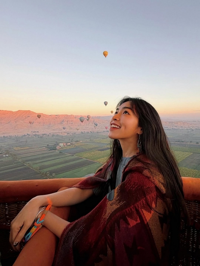 Ngắm vẻ đẹp ngọt ngào của Khánh Vân 'Mắt Biếc' trên khinh khí cầu tại Ai Cập Ngắm vẻ đẹp ngọt ngào của Khánh Vân 'Mắt Biếc' trên khinh khí cầu tại Ai Cập