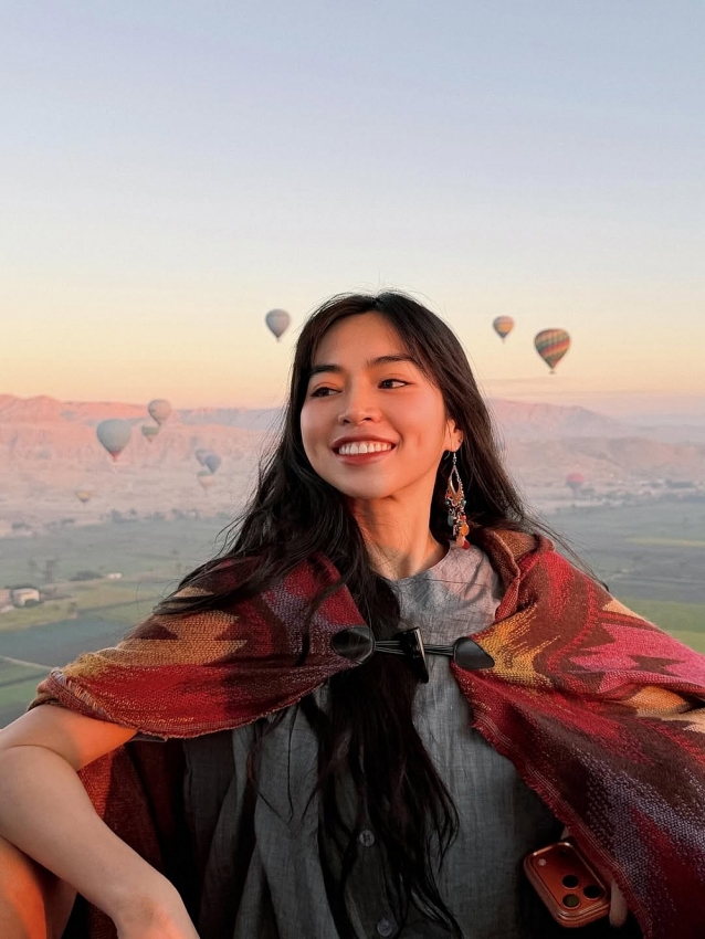 Ngắm vẻ đẹp ngọt ngào của Khánh Vân 'Mắt Biếc' trên khinh khí cầu tại Ai Cập Ngắm vẻ đẹp ngọt ngào của Khánh Vân 'Mắt Biếc' trên khinh khí cầu tại Ai Cập