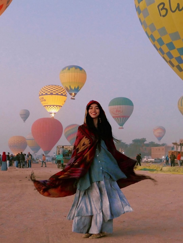 Ngắm vẻ đẹp ngọt ngào của Khánh Vân 'Mắt Biếc' trên khinh khí cầu tại Ai Cập Ngắm vẻ đẹp ngọt ngào của Khánh Vân 'Mắt Biếc' trên khinh khí cầu tại Ai Cập