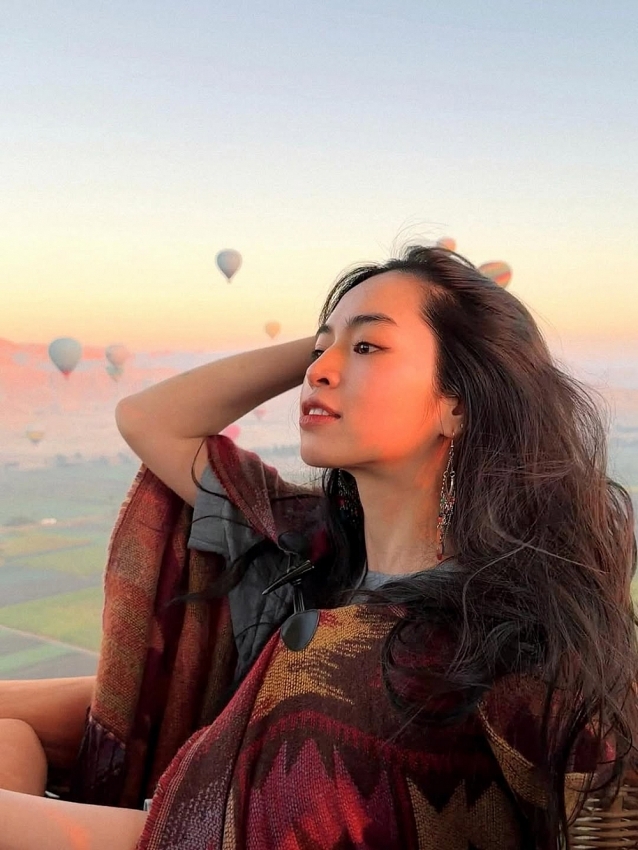 Ngắm vẻ đẹp ngọt ngào của Khánh Vân 'Mắt Biếc' trên khinh khí cầu tại Ai Cập Ngắm vẻ đẹp ngọt ngào của Khánh Vân 'Mắt Biếc' trên khinh khí cầu tại Ai Cập