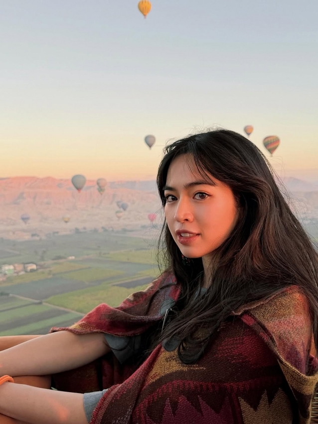 Ngắm vẻ đẹp ngọt ngào của Khánh Vân 'Mắt Biếc' trên khinh khí cầu tại Ai Cập Ngắm vẻ đẹp ngọt ngào của Khánh Vân 'Mắt Biếc' trên khinh khí cầu tại Ai Cập