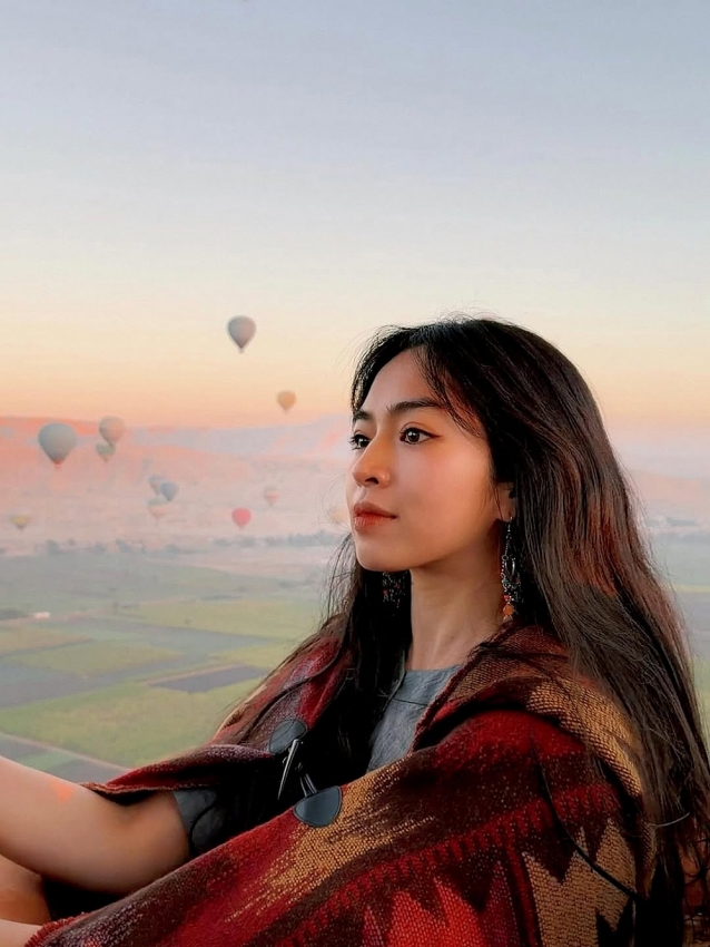 Ngắm vẻ đẹp ngọt ngào của Khánh Vân 'Mắt Biếc' trên khinh khí cầu tại Ai Cập Ngắm vẻ đẹp ngọt ngào của Khánh Vân 'Mắt Biếc' trên khinh khí cầu tại Ai Cập