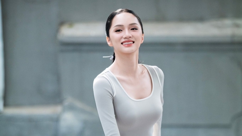 Hương Giang ghi điểm mạnh với phong cách tinh tế, trẻ trung trên sân pickleball