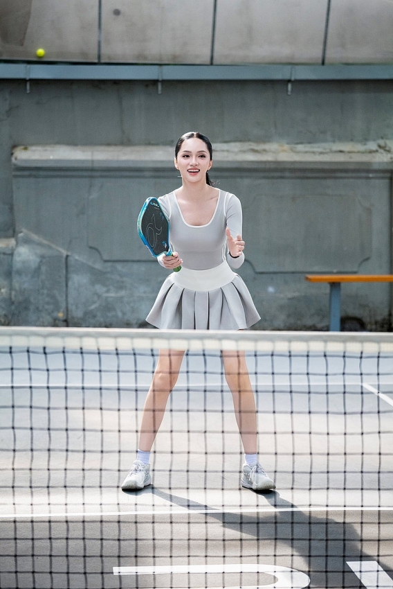 Hương Giang ghi điểm mạnh với phong cách tinh tế, trẻ trung trên sân pickleball