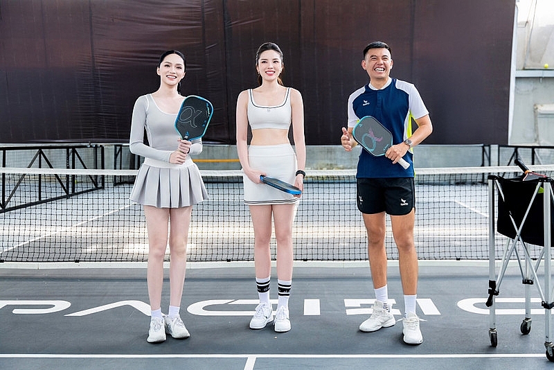 Hương Giang ghi điểm mạnh với phong cách tinh tế, trẻ trung trên sân pickleball