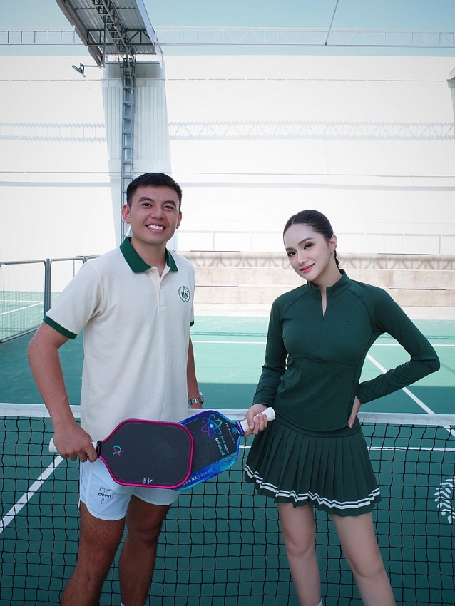 Hương Giang ghi điểm mạnh với phong cách tinh tế, trẻ trung trên sân pickleball