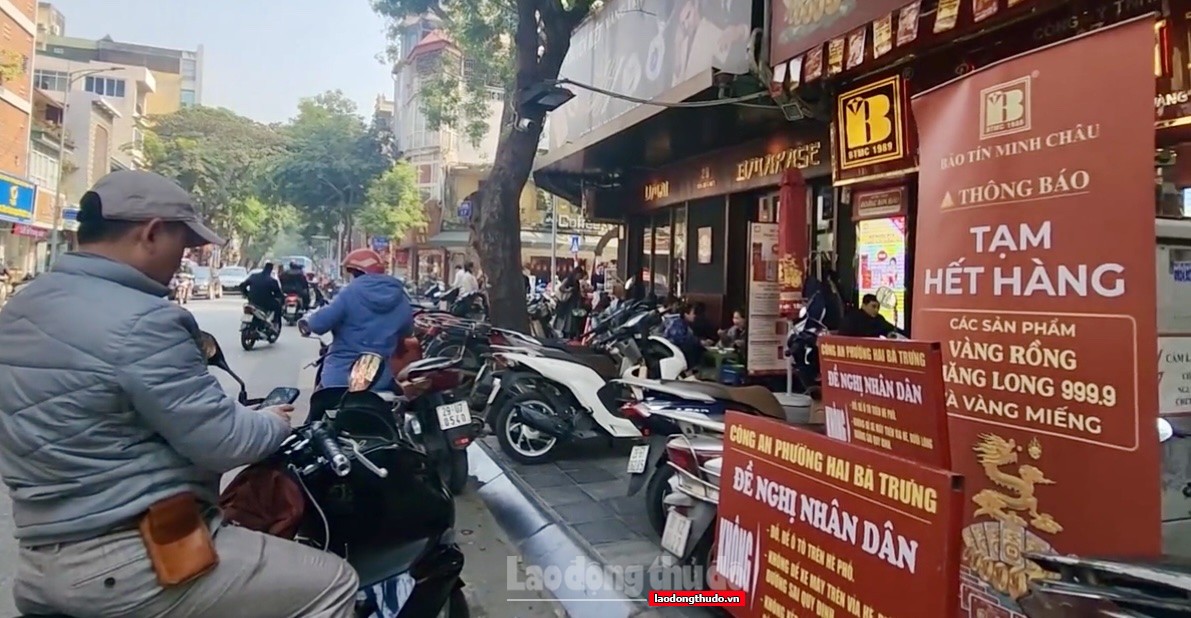 Hà Nội: Người dân xếp hàng dài mua vàng trong khi giá đang ở mức đỉnh