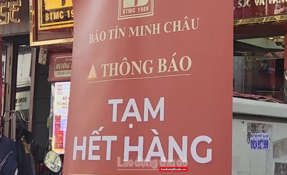 Hà Nội: Người dân xếp hàng dài mua vàng trong khi giá đang ở mức đỉnh