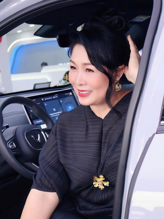 NSND Hồng Vân khoe ảnh thời trẻ, nhan sắc mỹ nhân thập niên 90 gây sốt