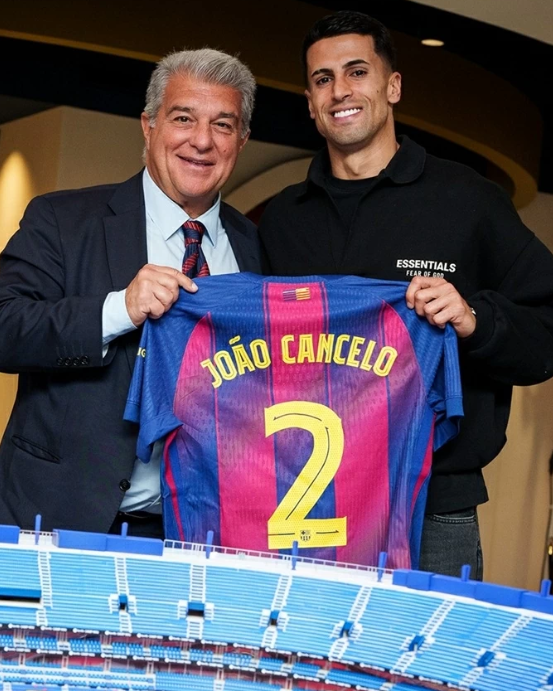 Chuyển nhượng mùa Đông 2026: Barcelona ra mắt tân binh đầu tiên