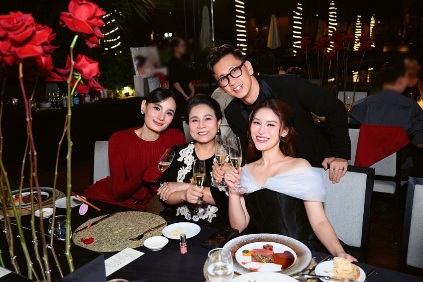 Lê Thúy - Đỗ An tình tứ kỷ niệm 11 năm ngày cưới Lê Thúy - Đỗ An tình tứ kỷ niệm 11 năm ngày cưới