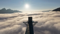 Cầu kính Rồng Mây hút khách với loạt trải nghiệm mạo hiểm