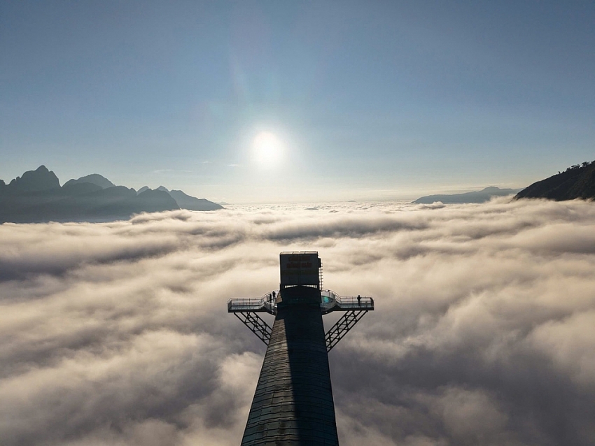 Cầu kính Rồng Mây hút khách với loạt trải nghiệm mạo hiểm