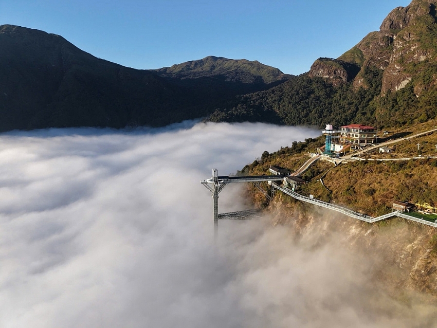 Cầu kính Rồng Mây hút khách với loạt trải nghiệm mạo hiểm