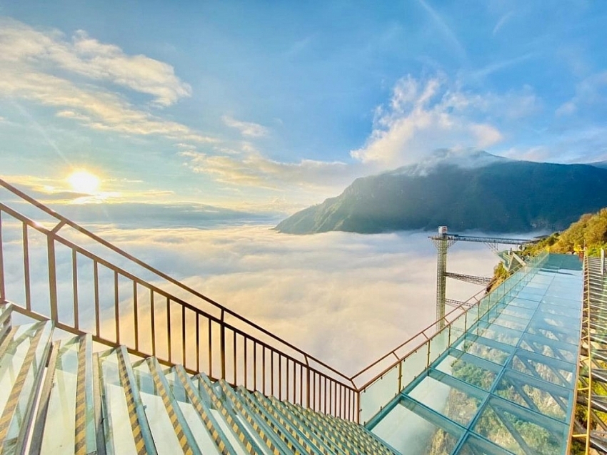 Cầu kính Rồng Mây hút khách với loạt trải nghiệm mạo hiểm