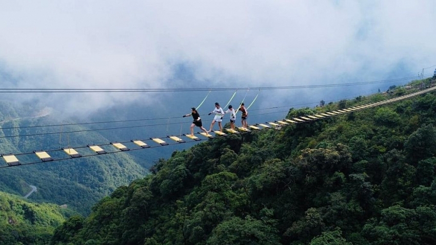 Cầu kính Rồng Mây hút khách với loạt trải nghiệm mạo hiểm