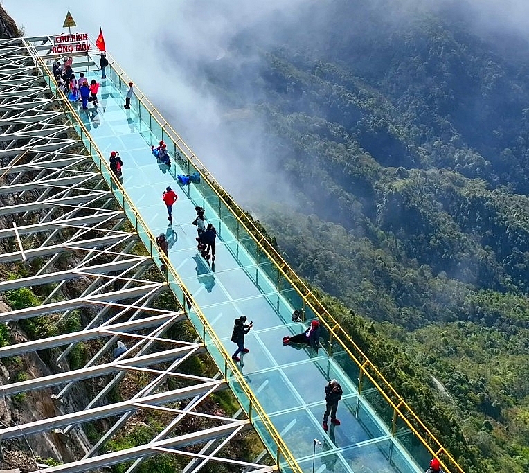 Cầu kính Rồng Mây hút khách với loạt trải nghiệm mạo hiểm