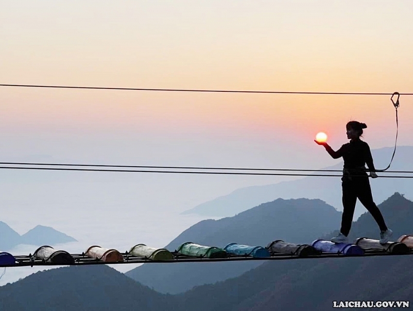 Cầu kính Rồng Mây hút khách với loạt trải nghiệm mạo hiểm