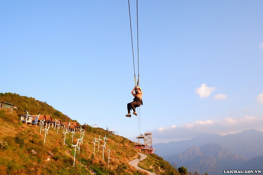 Cầu kính Rồng Mây hút khách với loạt trải nghiệm mạo hiểm