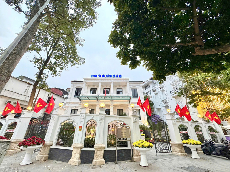 Hà Nội rực rỡ cờ, hoa chào mừng Đại hội XIV của Đảng