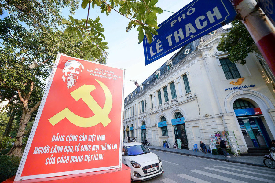 Hà Nội rực rỡ cờ, hoa chào mừng Đại hội XIV của Đảng