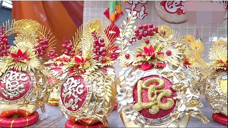 Dừa dát vàng tiền triệu hút khách dịp Tết Bính Ngọ 2026