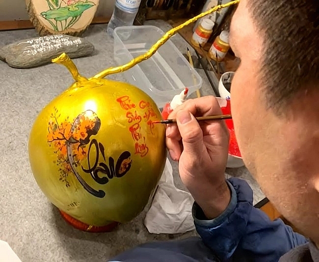 Dừa dát vàng tiền triệu hút khách dịp Tết Bính Ngọ 2026