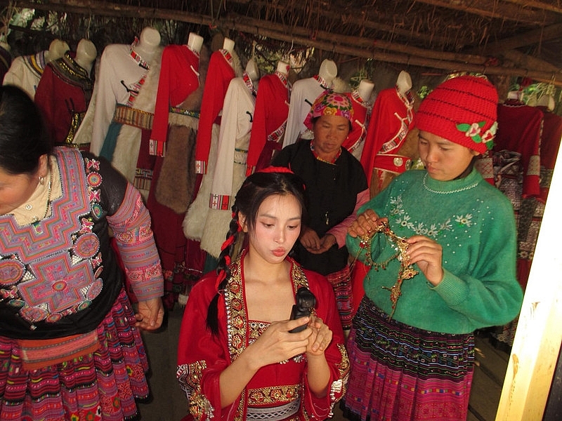 Tạo hình 'gây sốt' của Hoa hậu Tiểu Vy với trang phục dân tộc