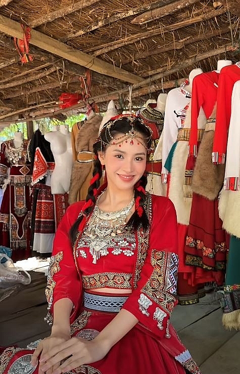 Tạo hình 'gây sốt' của Hoa hậu Tiểu Vy với trang phục dân tộc