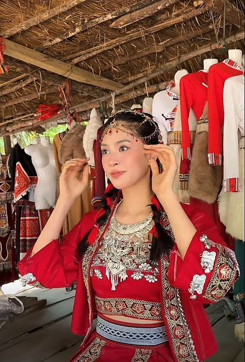 Tạo hình 'gây sốt' của Hoa hậu Tiểu Vy với trang phục dân tộc