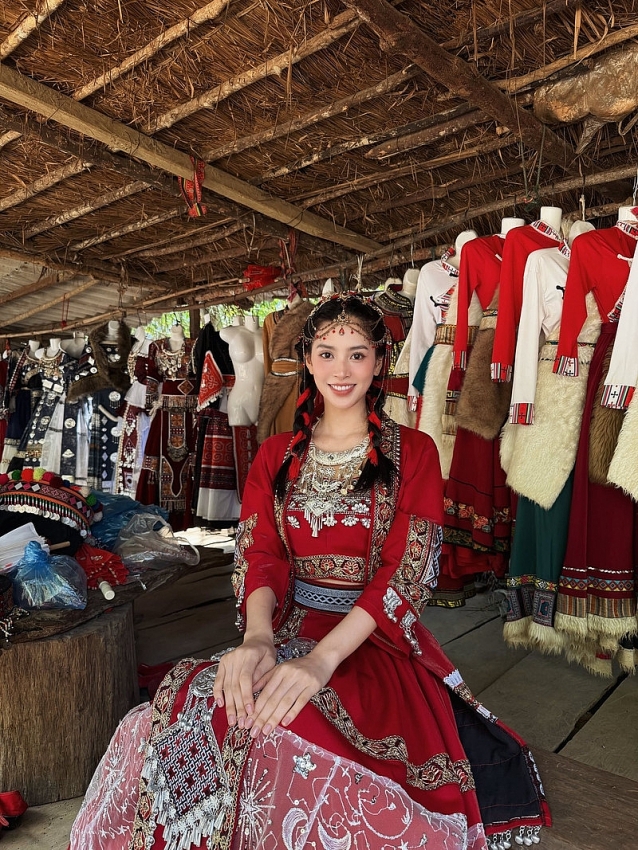 Tạo hình 'gây sốt' của Hoa hậu Tiểu Vy với trang phục dân tộc