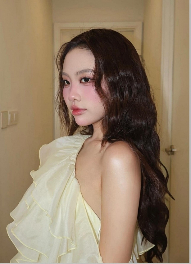 Phương Mỹ Chi gây bất ngờ với phong cách trễ vai gợi cảm