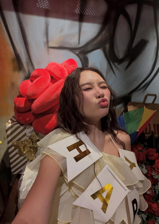 Phương Mỹ Chi gây bất ngờ với phong cách trễ vai gợi cảm