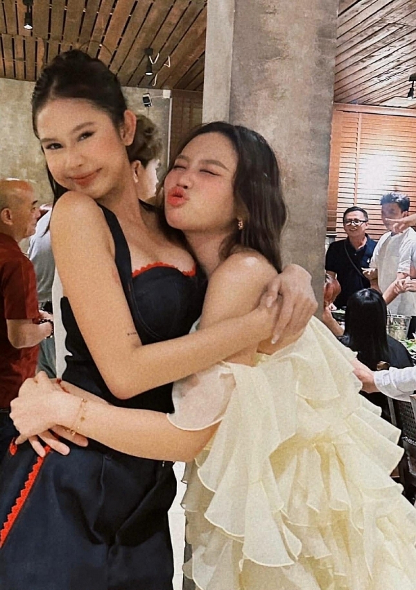 Phương Mỹ Chi gây bất ngờ với phong cách trễ vai gợi cảm