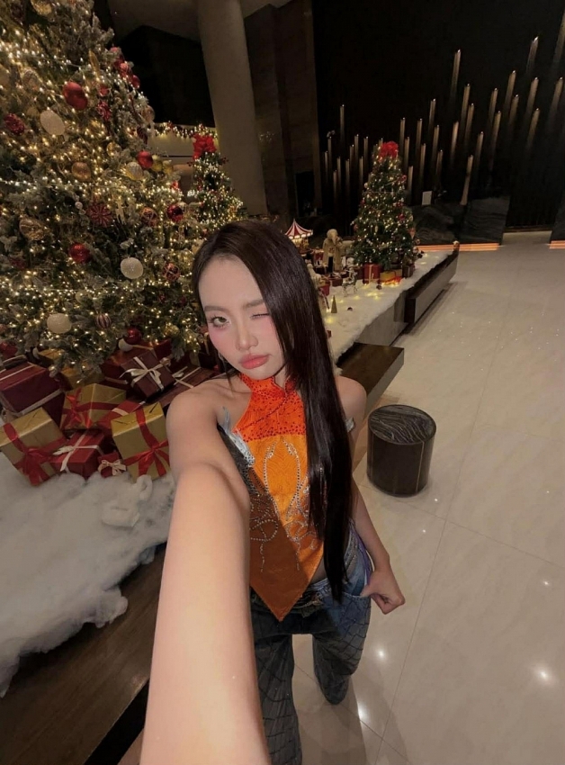 Phương Mỹ Chi gây bất ngờ với phong cách trễ vai gợi cảm