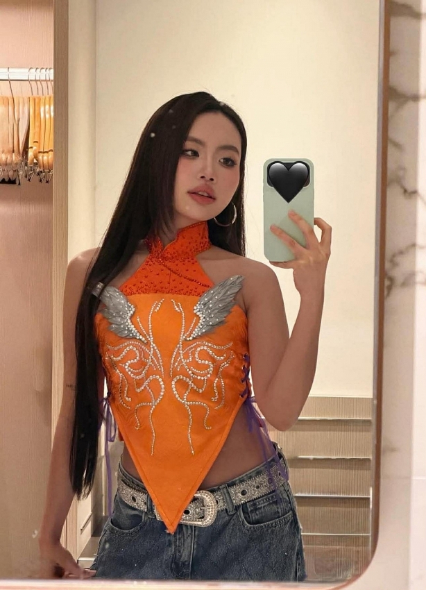 Phương Mỹ Chi gây bất ngờ với phong cách trễ vai gợi cảm