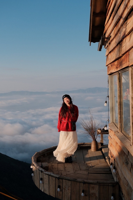 Lên Tà Xùa 'săn' biển mây bồng bênh, ngắm đào rừng khoe sắc