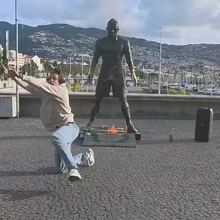 Tượng Ronaldo bị đốt ngay trước Bảo tàng CR7