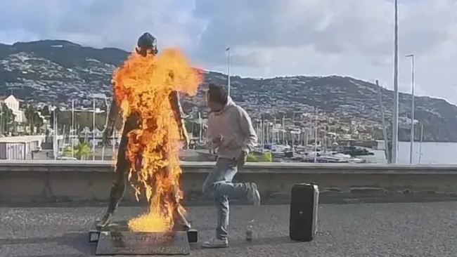 Tượng Ronaldo bị đốt ngay trước Bảo tàng CR7