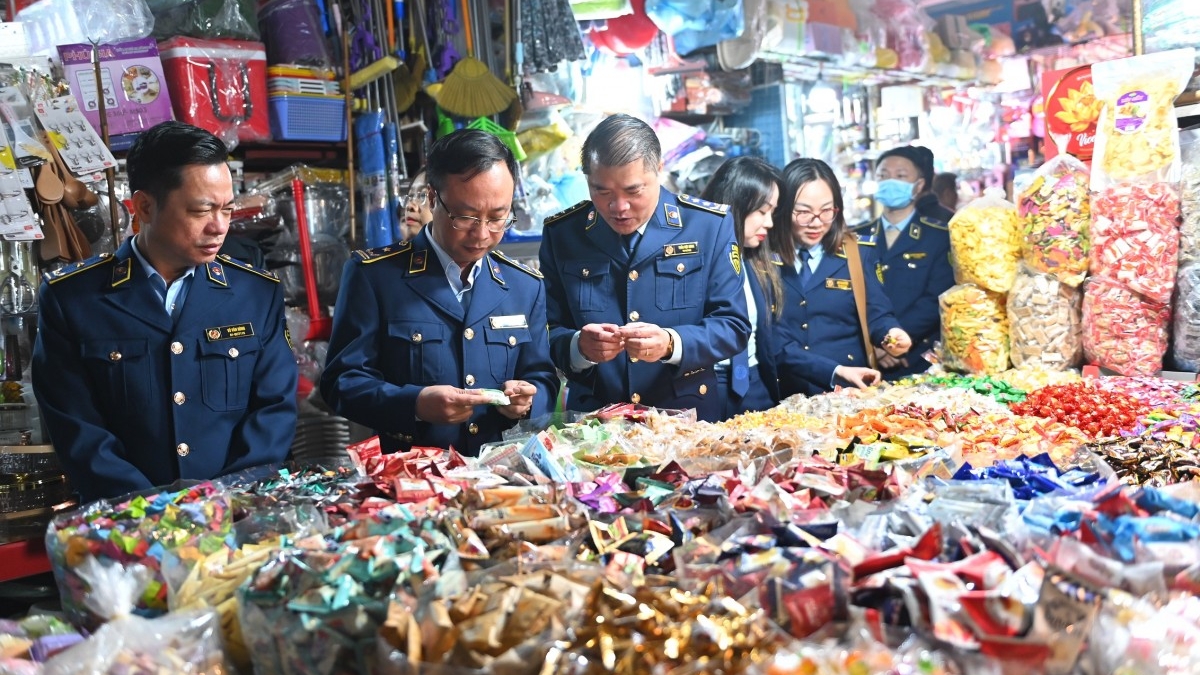 Tăng cường kiểm tra nguồn cung hàng hoá, bình ổn thị trường Tết tại Hà Nội