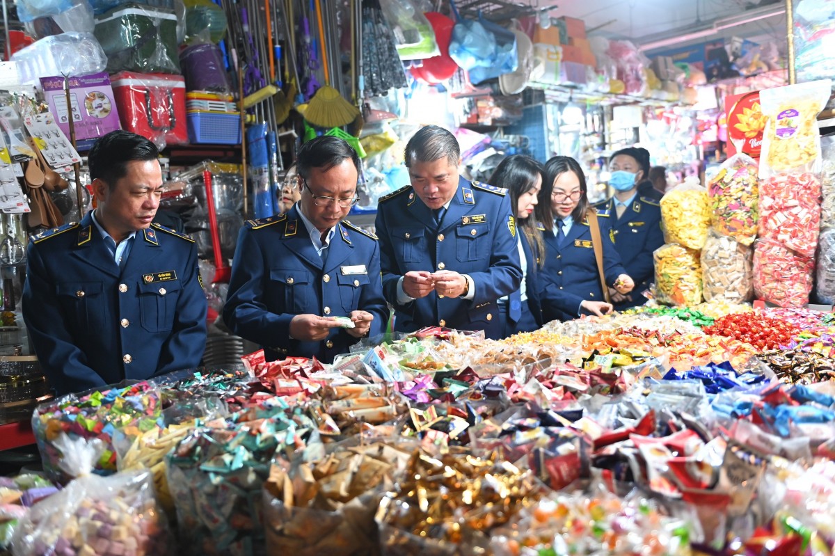 Tăng cường kiểm tra nguồn cung hàng hoá, bình ổn thị trường Tết tại Hà Nội Tăng cường kiểm tra nguồn cung hàng hoá, bình ổn thị trường Tết tại Hà Nội