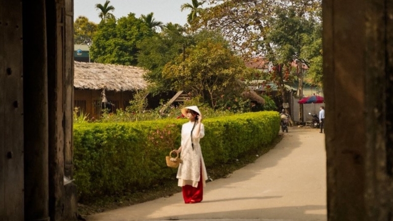 Làng cổ Đường Lâm hút khách đến chụp áo dài giữa không gian làng quê Bắc Bộ
