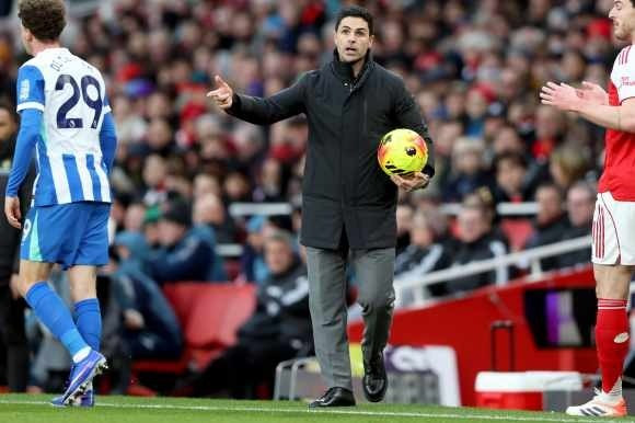 Arsenal làm nên lịch sử 140 năm